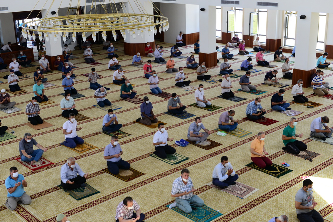 Üniversitemiz, 15 Temmuz Demokrasi ve Milli Birlik Günü Etkinlikleri Kapsamında Şehitlerimizi Dualarla Andı