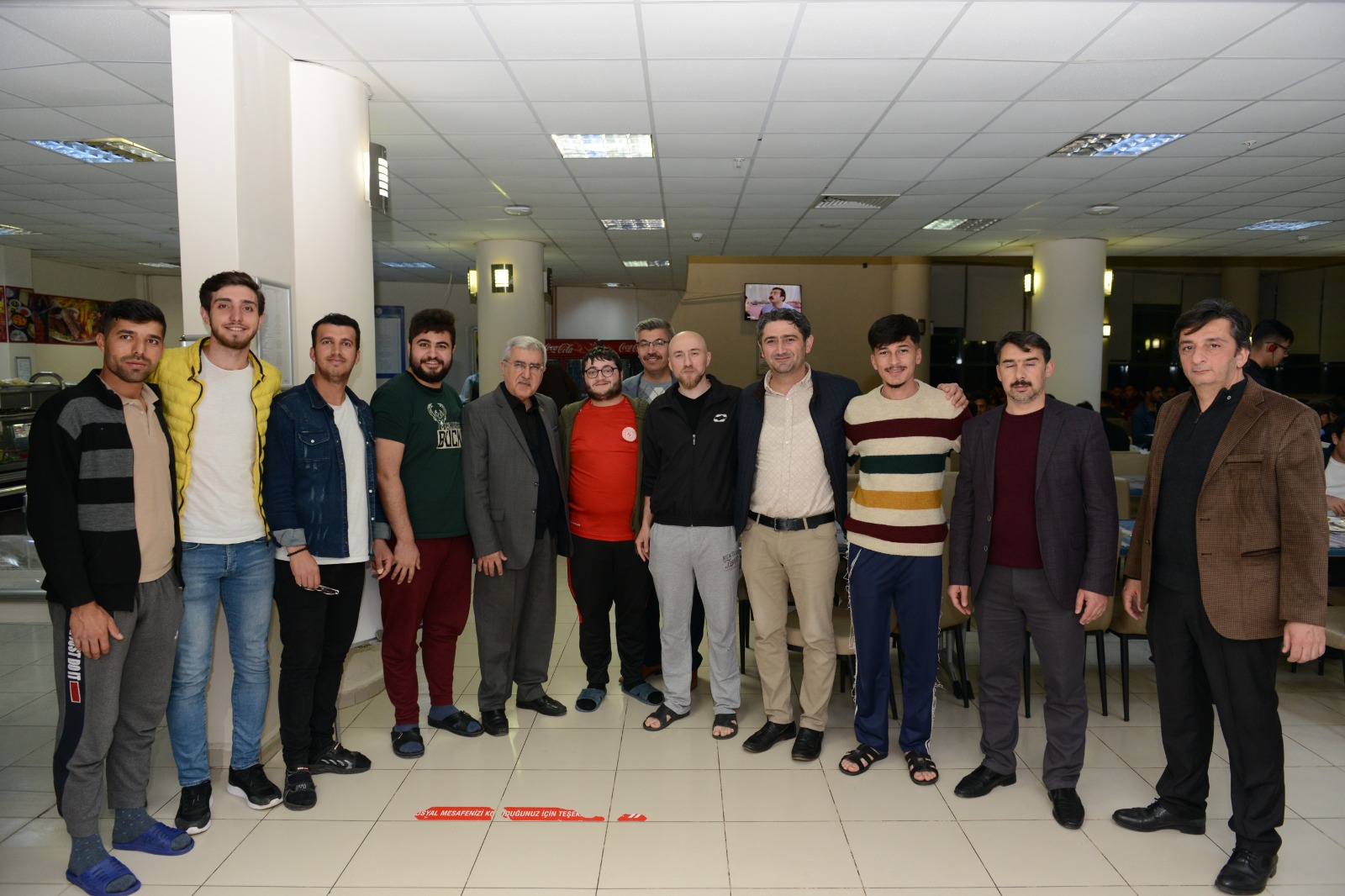 KSÜ Yönetimi Ramazan’da Öğrenci Sofralarına Misafir Oluyor: Rektör Can KYK Yurdunda Kalan Öğrencilerle Sahur Yaptı