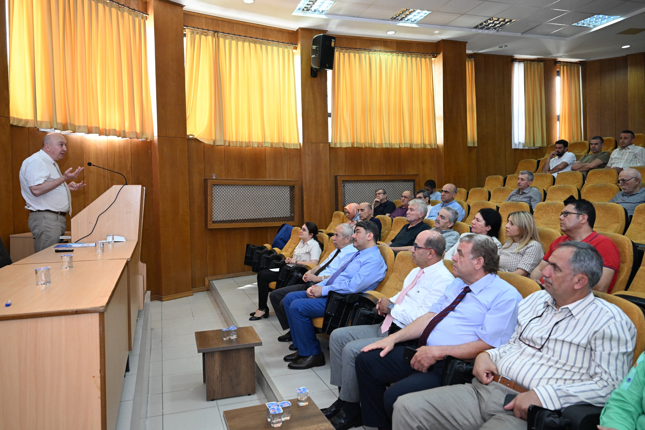 İnsan ve Toplum Bilimleri Fakültesi Akademik Kurul Toplantısı Gerçekleştirildi