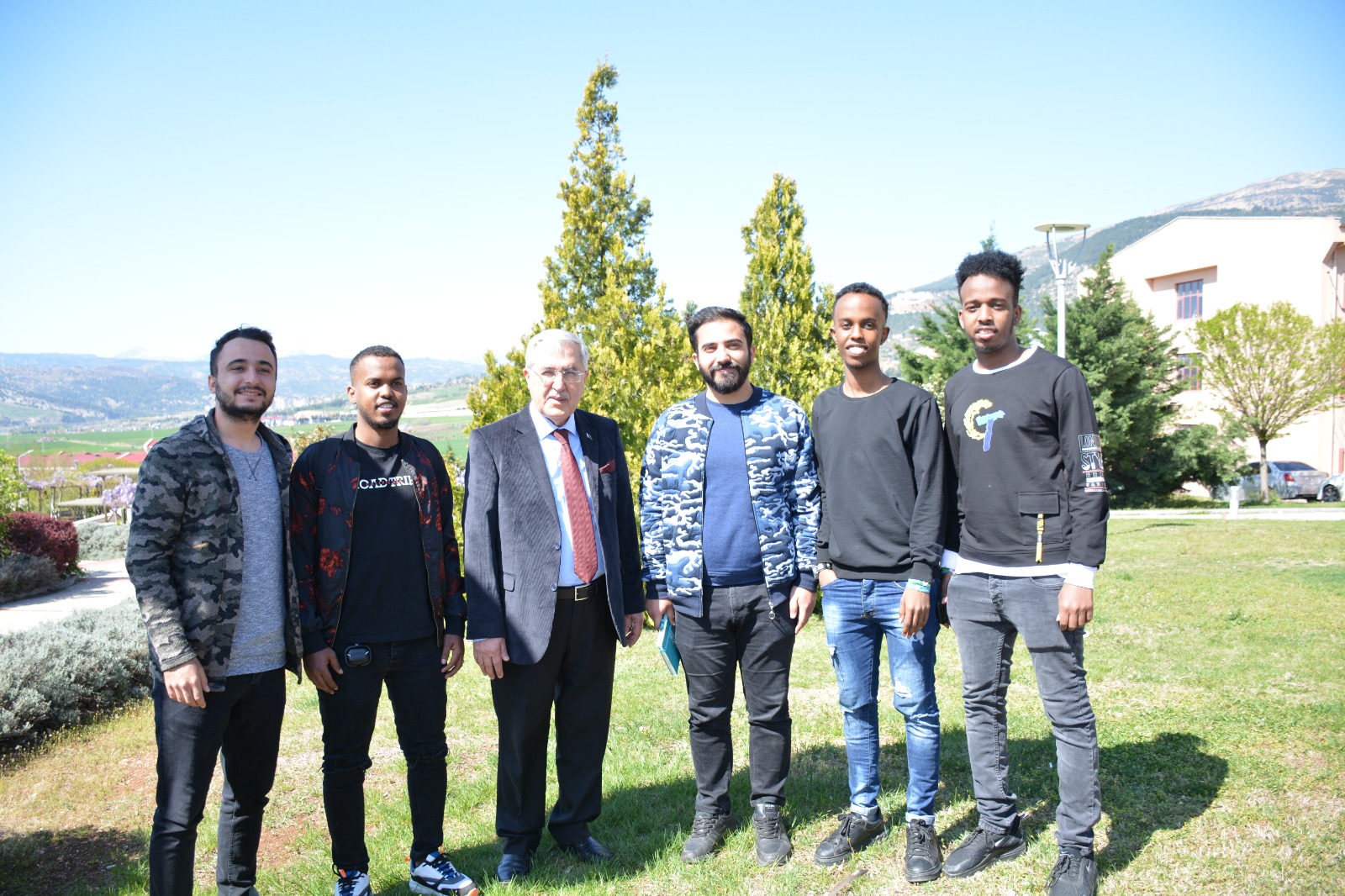 Üniversitemiz Rektörü Prof. Dr. Niyazi Can, Sınav Döneminde Öğrencilerle Bir Araya Geldi: Talep, Sorun ve Memnuniyetlerini Dinledi