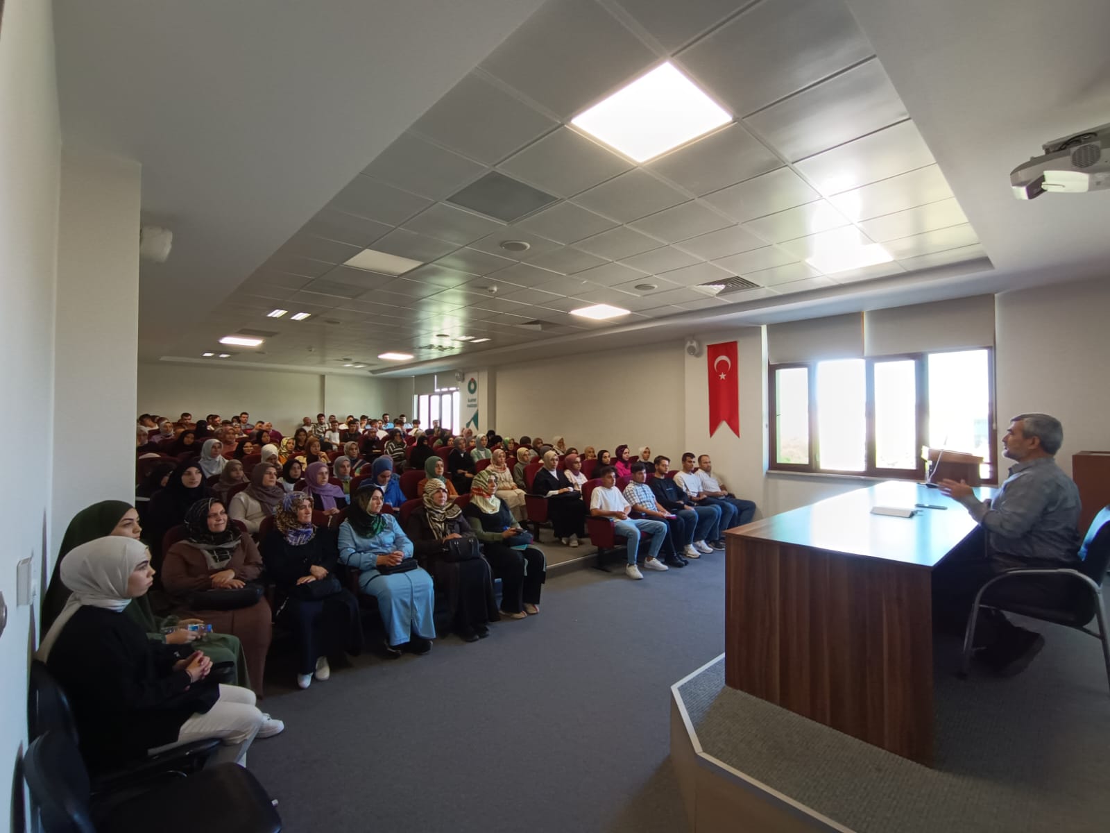 Dekanımız Prof. Dr. Ahmet ABAY Hazırlık Sınıfı Öğrencileri İle Oryantasyon Çalışmaları Bağlamında Bir Araya Geldi.
